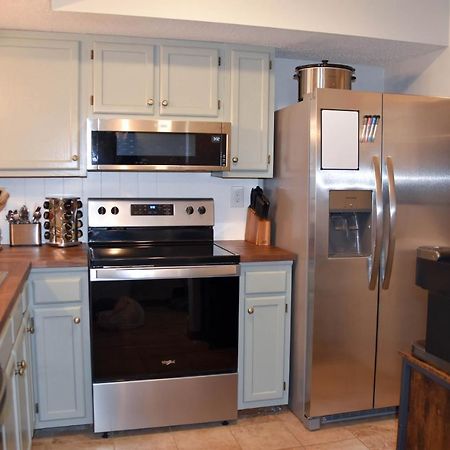 Cozy Mountain Getaway! Mountain Views! 2 Bed, 2 Bath, Sleeps 6 Apartman Gatlinburg Kültér fotó