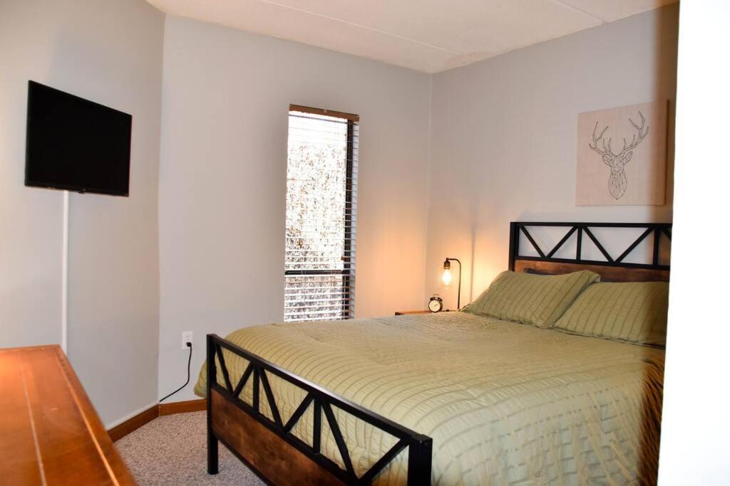 Cozy Mountain Getaway! Mountain Views! 2 Bed, 2 Bath, Sleeps 6 Apartman Gatlinburg Kültér fotó