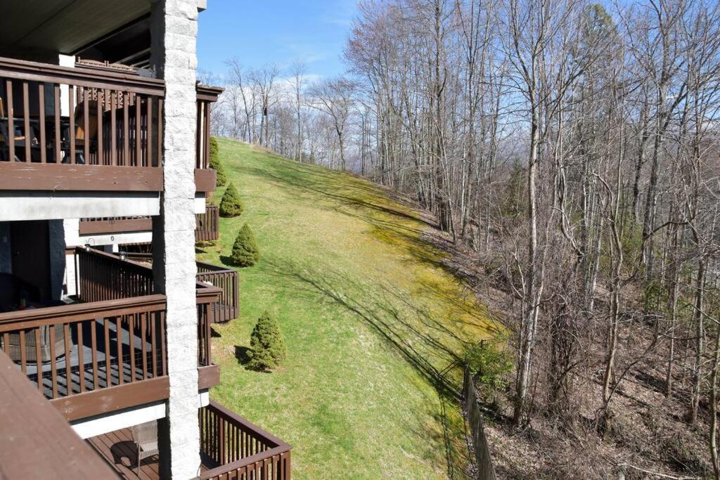 Cozy Mountain Getaway! Mountain Views! 2 Bed, 2 Bath, Sleeps 6 Apartman Gatlinburg Kültér fotó