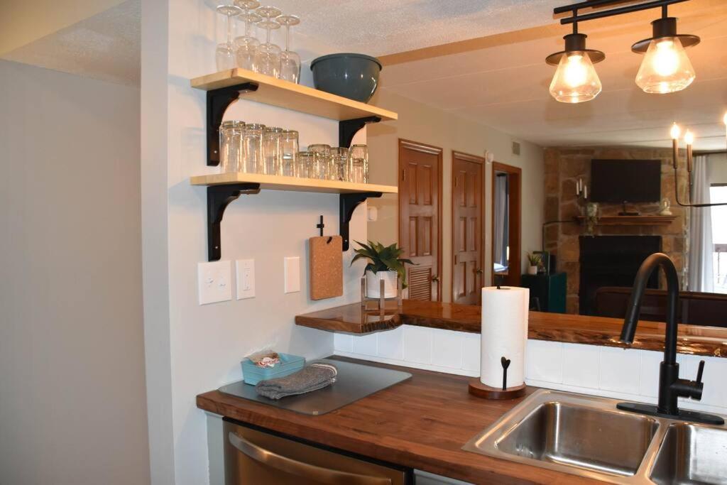 Cozy Mountain Getaway! Mountain Views! 2 Bed, 2 Bath, Sleeps 6 Apartman Gatlinburg Kültér fotó