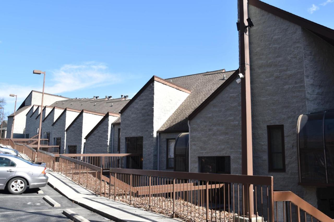 Cozy Mountain Getaway! Mountain Views! 2 Bed, 2 Bath, Sleeps 6 Apartman Gatlinburg Kültér fotó