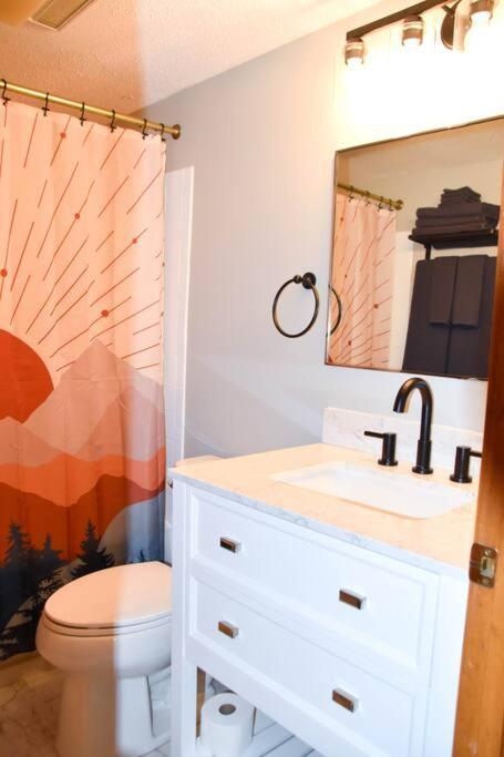 Cozy Mountain Getaway! Mountain Views! 2 Bed, 2 Bath, Sleeps 6 Apartman Gatlinburg Kültér fotó
