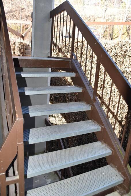Cozy Mountain Getaway! Mountain Views! 2 Bed, 2 Bath, Sleeps 6 Apartman Gatlinburg Kültér fotó