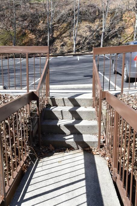 Cozy Mountain Getaway! Mountain Views! 2 Bed, 2 Bath, Sleeps 6 Apartman Gatlinburg Kültér fotó