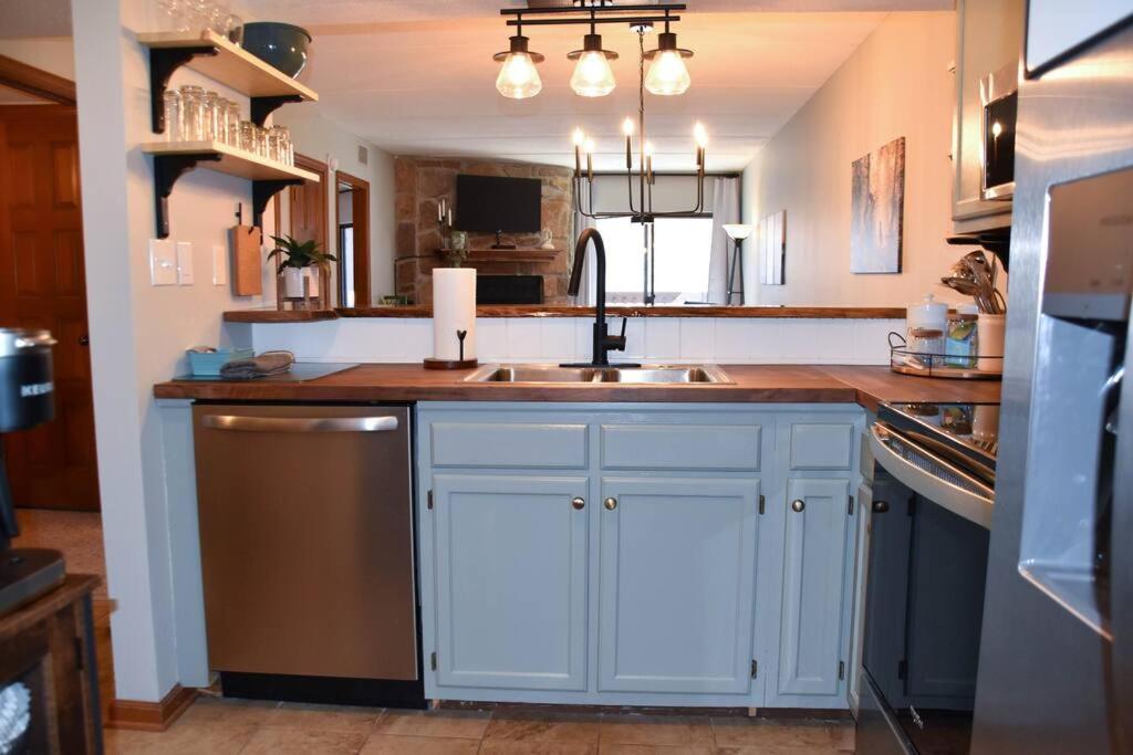 Cozy Mountain Getaway! Mountain Views! 2 Bed, 2 Bath, Sleeps 6 Apartman Gatlinburg Kültér fotó