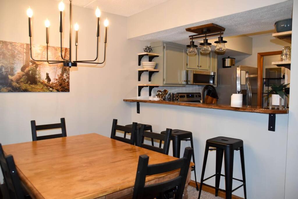 Cozy Mountain Getaway! Mountain Views! 2 Bed, 2 Bath, Sleeps 6 Apartman Gatlinburg Kültér fotó