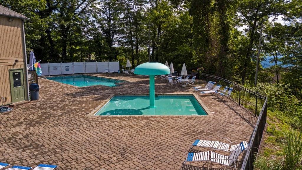 Cozy Mountain Getaway! Mountain Views! 2 Bed, 2 Bath, Sleeps 6 Apartman Gatlinburg Kültér fotó